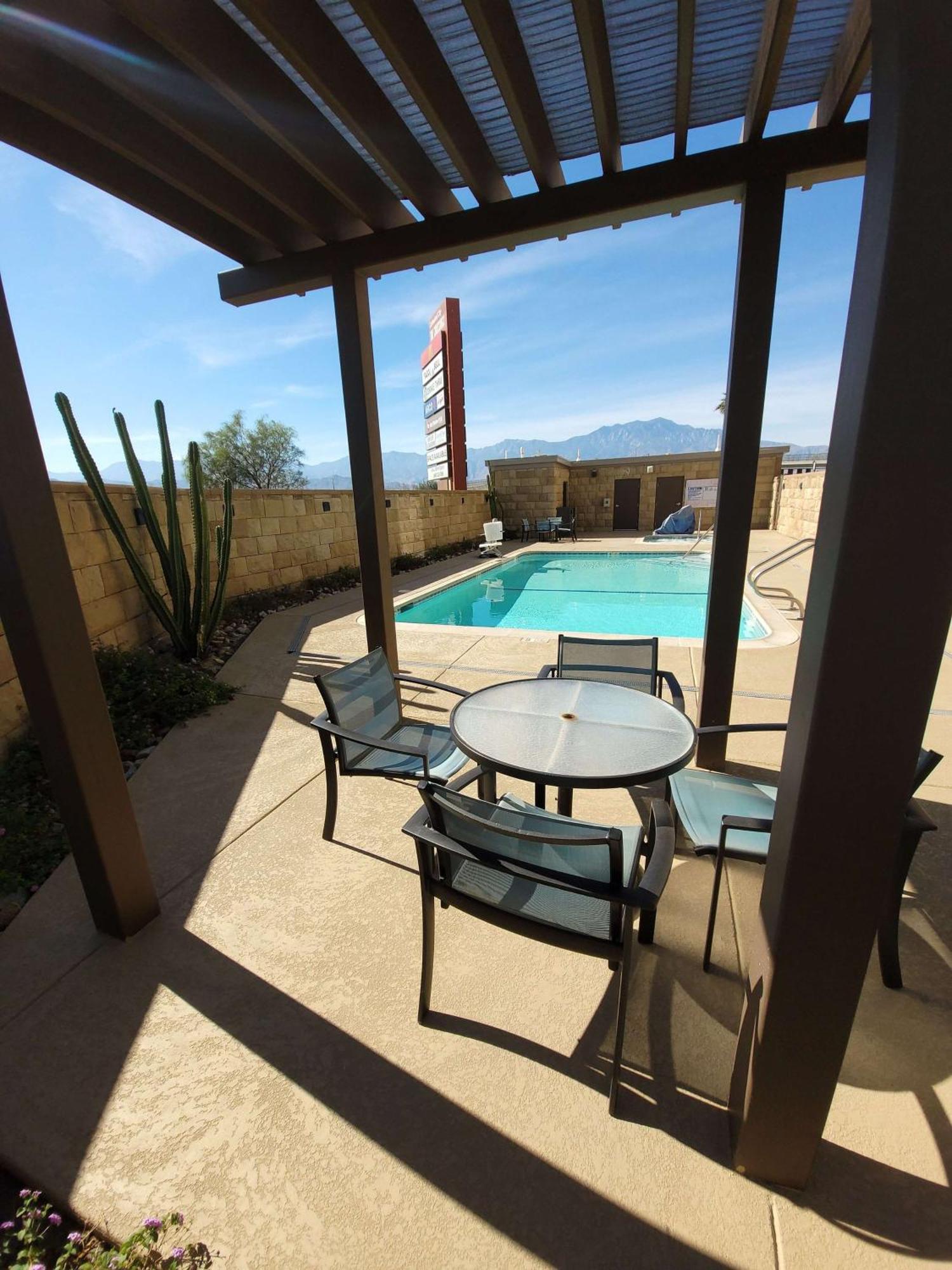 كاثيدرال سيتي Best Western Plus Desert View Inn & Suites المظهر الخارجي الصورة